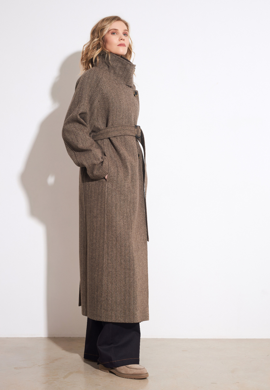 Коричневое двубортное пальто с рукавом реглан